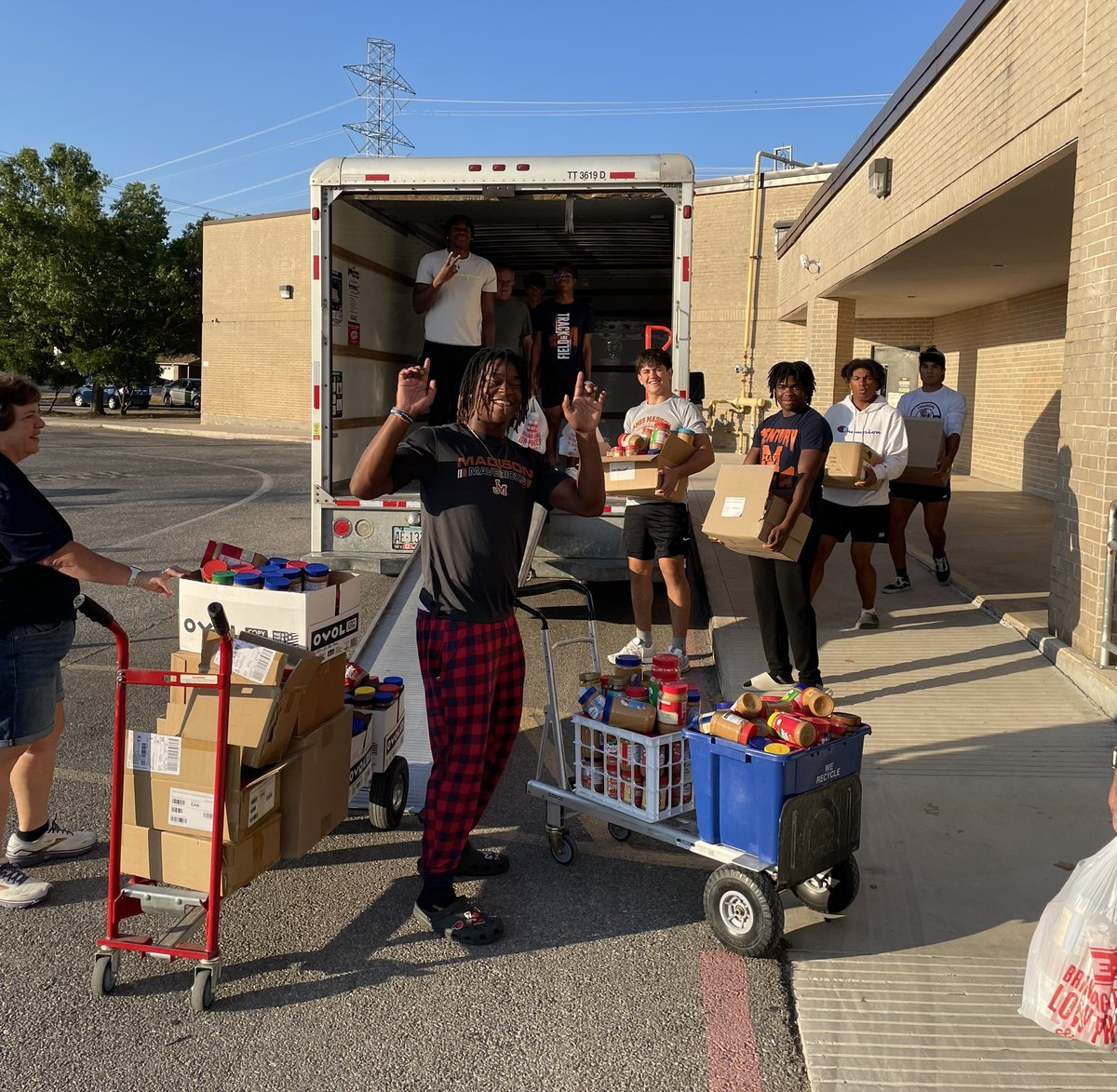 Amandajbg5's tweet photo. Northern Hills had another successful year collecting Peanut Butter for the Peanut Butter Bowl!  Thank you Madison football for collecting and delivering to the Northern Hills Ministry food pantry. @PeanutButterBwl @WulfsbergM @NeisdAthletics @NEISD @NorthernHillsES @jm_mavs https://t.co/KwlmG5sq3f