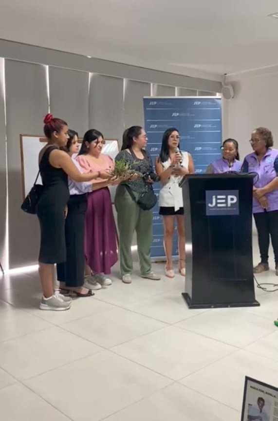 colectivo_ofb's tweet photo. 5🧵Al final, como acto restaurativo la @JEP_Colombia
entregó a las víctimas el telar de la flor no me olvides y las orquídeas. Y las víctimas realizaron un reconocimiento al trabajo de la magistratura y al equipo del #COFB entregándoles orquídeas 🌸tradicionales del #Guaviare. https://t.co/iOc28xARhj