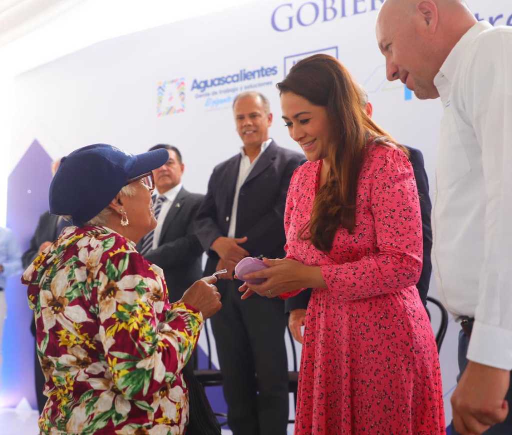 AViverosNoticia's tweet image. GOBERNADORA DE AGS ANUNCIA 29 MDP PARA RENOVAR SALA DE HEMODINAMIA DEL  HIDALGO Y LA COMPRA DE  7 AMBULANCIAS MÁS PARA  MUNICIPIOS.

#Aguascalientes #Salud #HospitalHidalgo #Ambulancia 

albertoviverosnoticias.com/detallenota.ph…