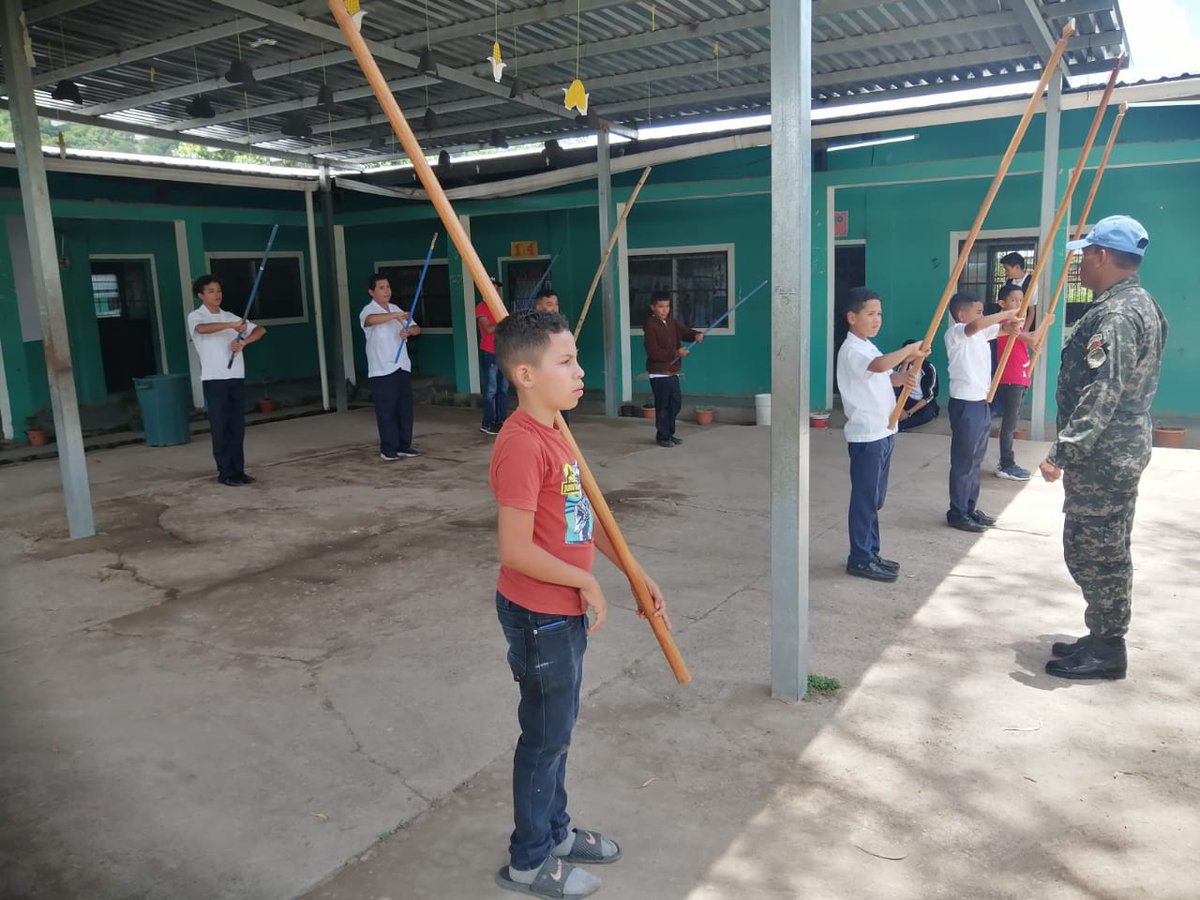 FFAAHN's tweet image. #ApoyoComunitario 
Personal de la #UOMP realiza trabajos de mantenimiento de las areas de la Escuela Dionisio de Herrera. De igual manera, instruyen a los estudiantes de último año sobre ejercicios de Orden Cerrado #EDOC, previo a los desfiles de las fiestas patrias.