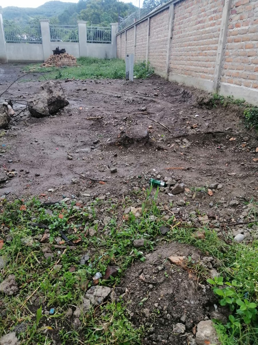 FFAAHN's tweet image. #ApoyoComunitario 
Personal de la #UOMP realiza trabajos de mantenimiento de las areas de la Escuela Dionisio de Herrera. De igual manera, instruyen a los estudiantes de último año sobre ejercicios de Orden Cerrado #EDOC, previo a los desfiles de las fiestas patrias.