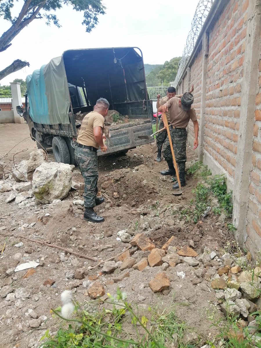 FFAAHN's tweet image. #ApoyoComunitario 
Personal de la #UOMP realiza trabajos de mantenimiento de las areas de la Escuela Dionisio de Herrera. De igual manera, instruyen a los estudiantes de último año sobre ejercicios de Orden Cerrado #EDOC, previo a los desfiles de las fiestas patrias.