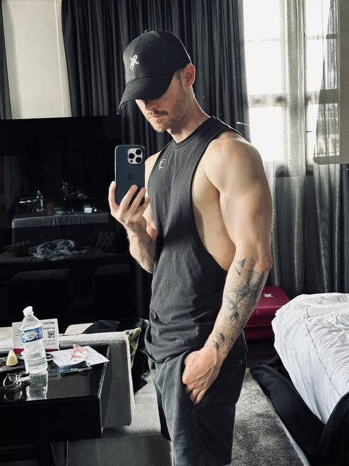 Going live in an hour on my VIP page, come talk dirty to me. 😈 https://t.co/1o9HvoKQXC