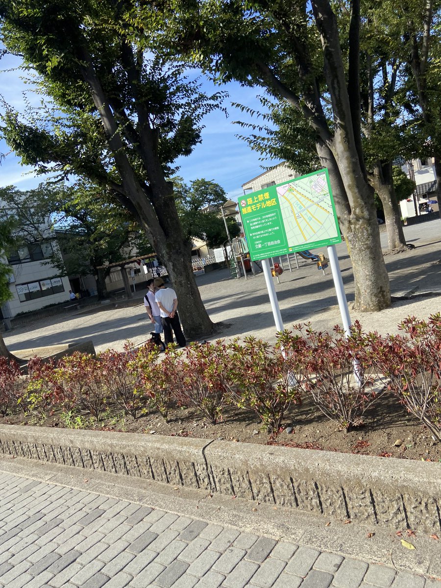 otomo0822's tweet photo. 朝から暇人同士がケンカしてた
「手ぇ出してねぇだろうよぉ」とか言ってた https://t.co/8Aq2kJedT0