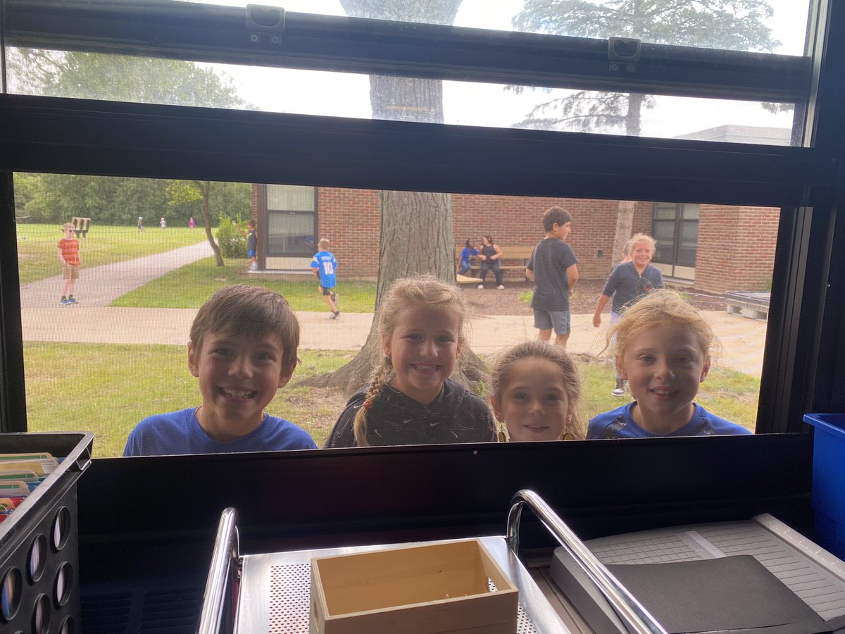 Recess window visits are one of my favorite surprises #sherwoodshines #112Leads