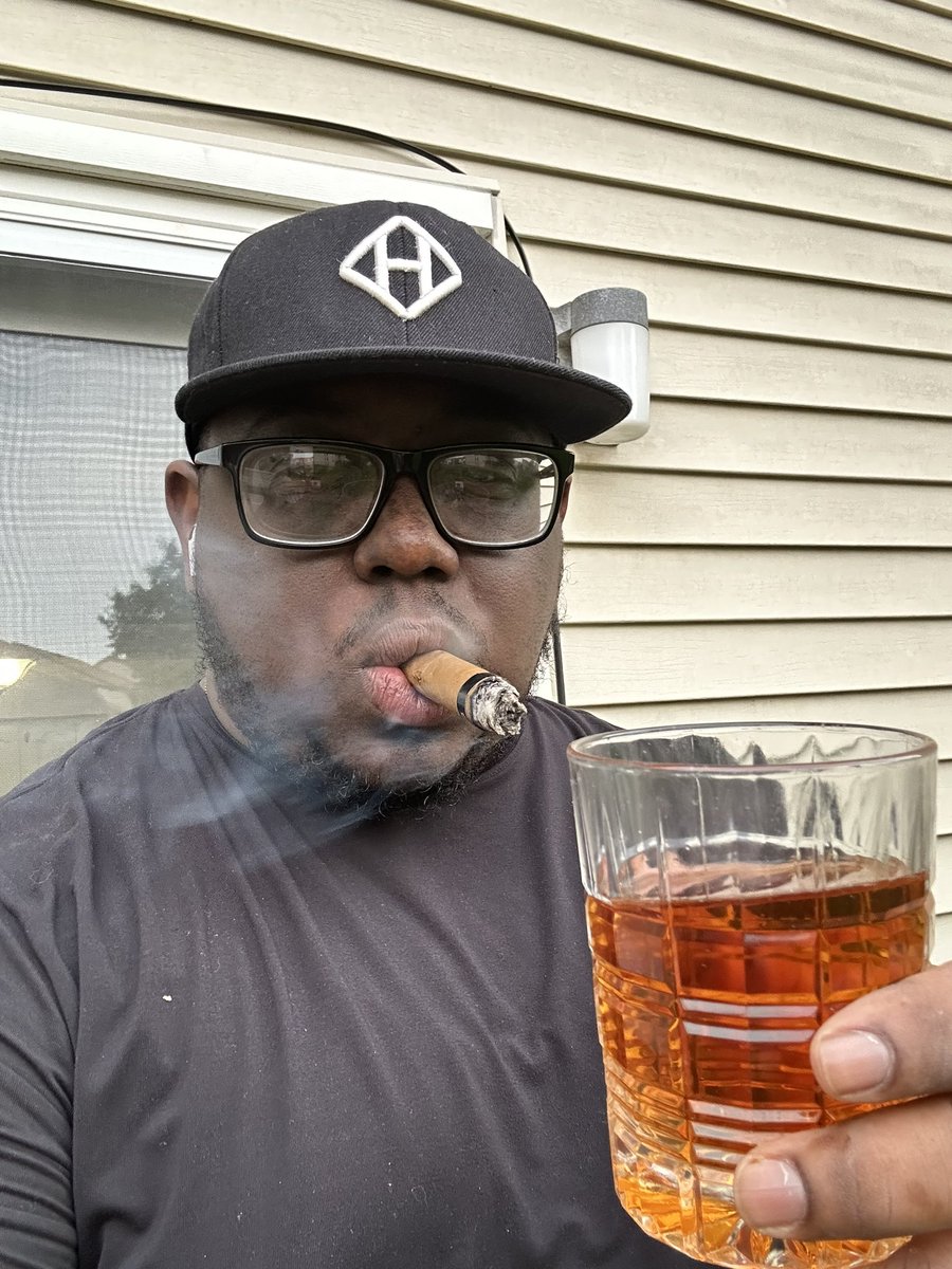 CommanderPrez's tweet image. Steaks from the grill, a cold glass and a good stick while listening to @redzoneinthelab talk ball with THEE Logan Paulsen
#RITL
#HTTC
