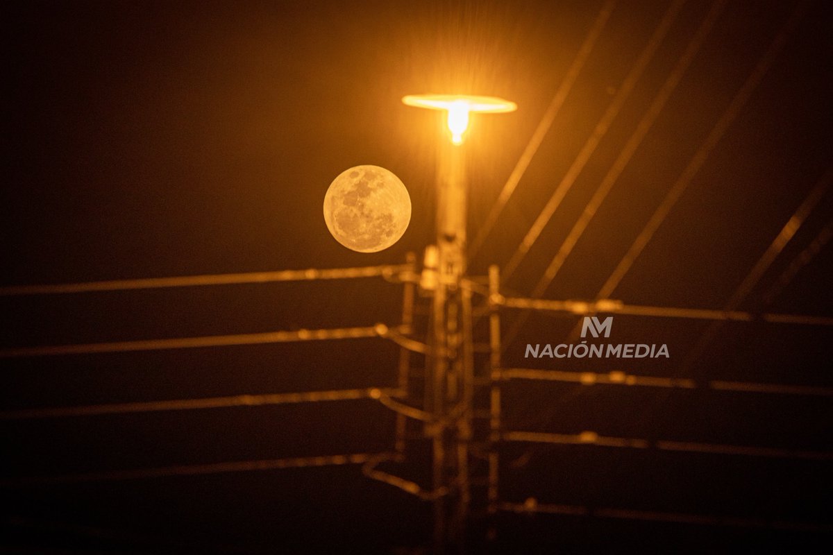 LaNacionPy's tweet photo. #SUPERLUNAAZUL 🌕En la tarde Asuncena ya se puede apreciar el fenómeno astronómico en el que se ve a la luna llena muy grande. Es que la Luna orbita en su punto más cercano a la Tierra (el perigeo) y está en su fase llena. 📸Eduardo Velázquez 
#TodoEstáEnLN https://t.co/96iAUts3UP
