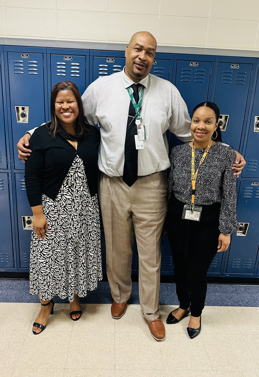 MrsDelaney101's tweet photo. Representing Dress for Success Day at @BearCreekMS with two of my favorite Social Studies teachers, Mr. Adwater and Ms. Gresham! @ladwater1 @MsTGedu @BearCreek_PBIS #PawsForPBIS #BCMSPBISSpiritKickOff https://t.co/VxJ4VHHsvq