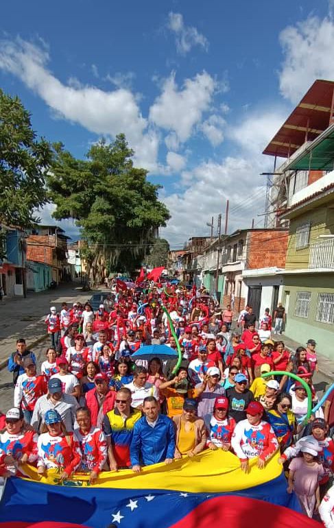 ¿Qué tal? Impresionante movilización popular que llenó las calles de la parroquia Domingo Peña del municipio Libertador del estado Mérida. La Comuna 16 de Septiembre con su apoyo inquebrantable una vez más ha demostrado que en la Revolución Bolivariana el protagonista es y