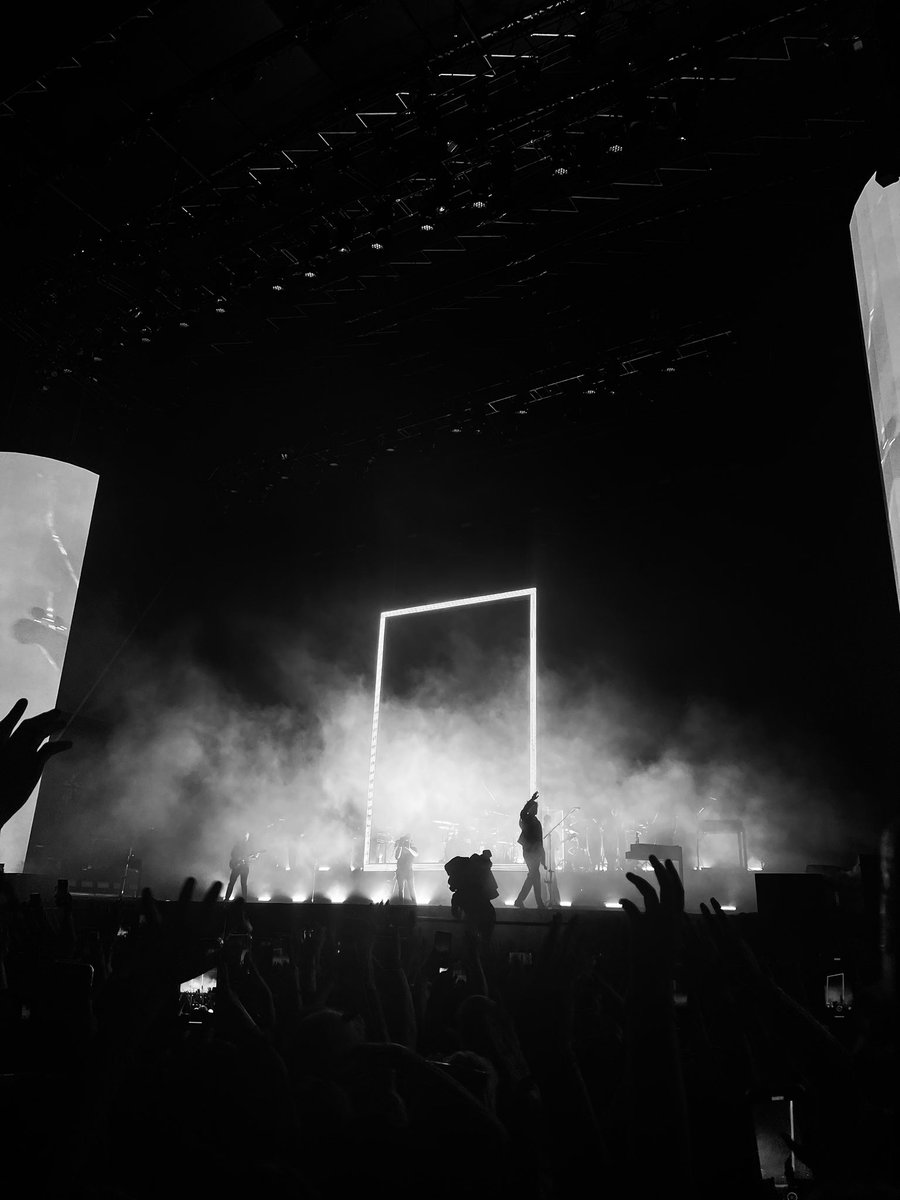 L1l_buS's tweet photo. Genuinely so happy with my photos from Leeds 
@the1975 
#The1975 #the1975ontour https://t.co/YFpLKKlFV4