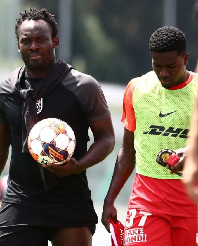 MichaelEssien's tweet image. Finalement il est lyonnais, Allez @OL Allez @Nana_Nuamah10 Bonne Chance mon Petit❤️💙⚽️