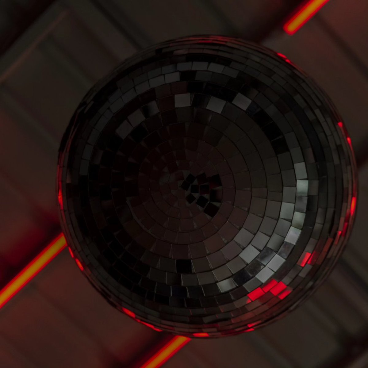 CONOCÉ LXS INVITADXS

Recibamos a Everywhen Alice (@crocodiletime + @mushimusic_ ) un proyecto duo caracterizado por sets llenos de energía y selección increíble que promete hacernos bailar este próximo 9 de Septiembre.