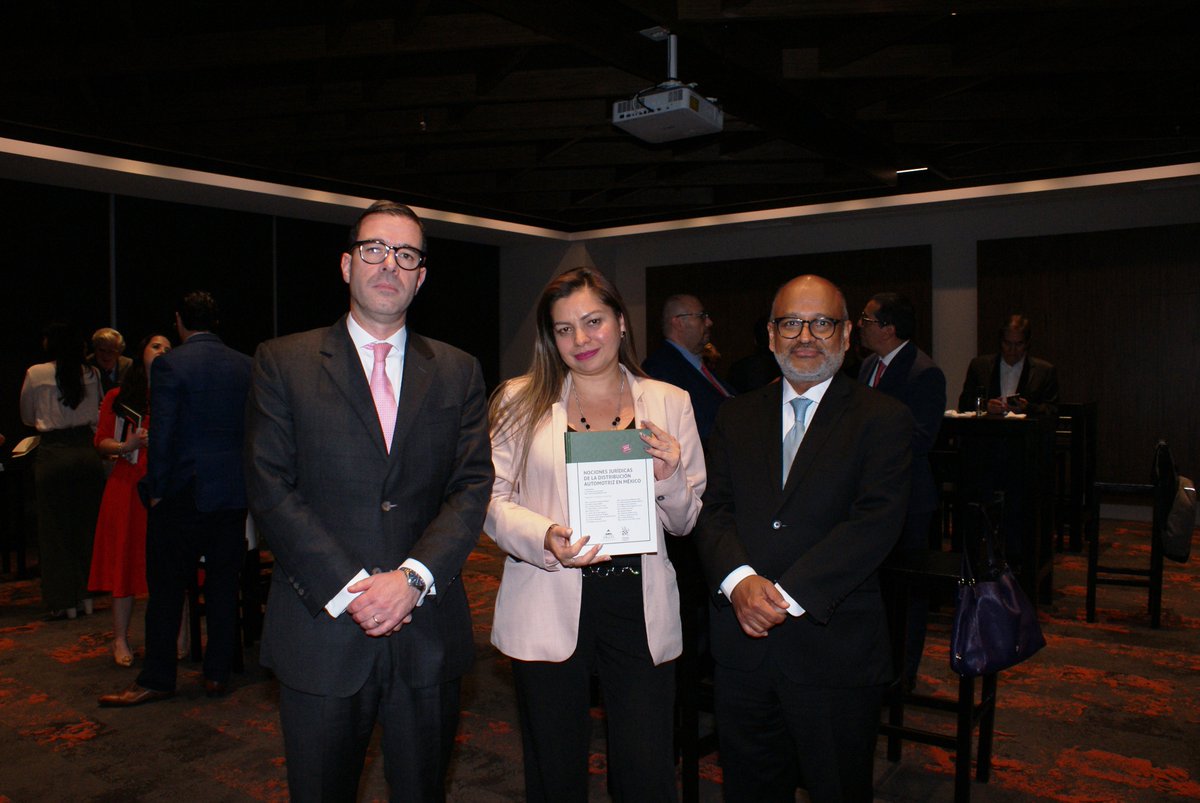 AMDAMX's tweet photo. #EventosAMDA
Ayer celebramos la presentación de nuestro libro sobre distribución automotriz en México, compartido con nuestros Asociados para ayudarles a resolver cuestiones legales en sus agencias sin necesidad de ser abogados. https://t.co/GClWgHp5jO