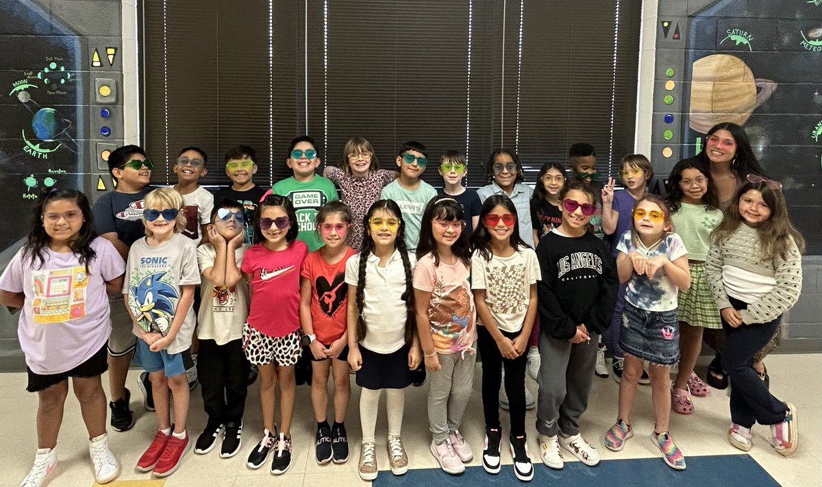 3rdgradeforlife's tweet photo. Our future together in 3rd grade is so bright! 
My class featuring our heart sunglasses 🩷
#levelupatott @PrincipalBueno https://t.co/x6LcDayoE9