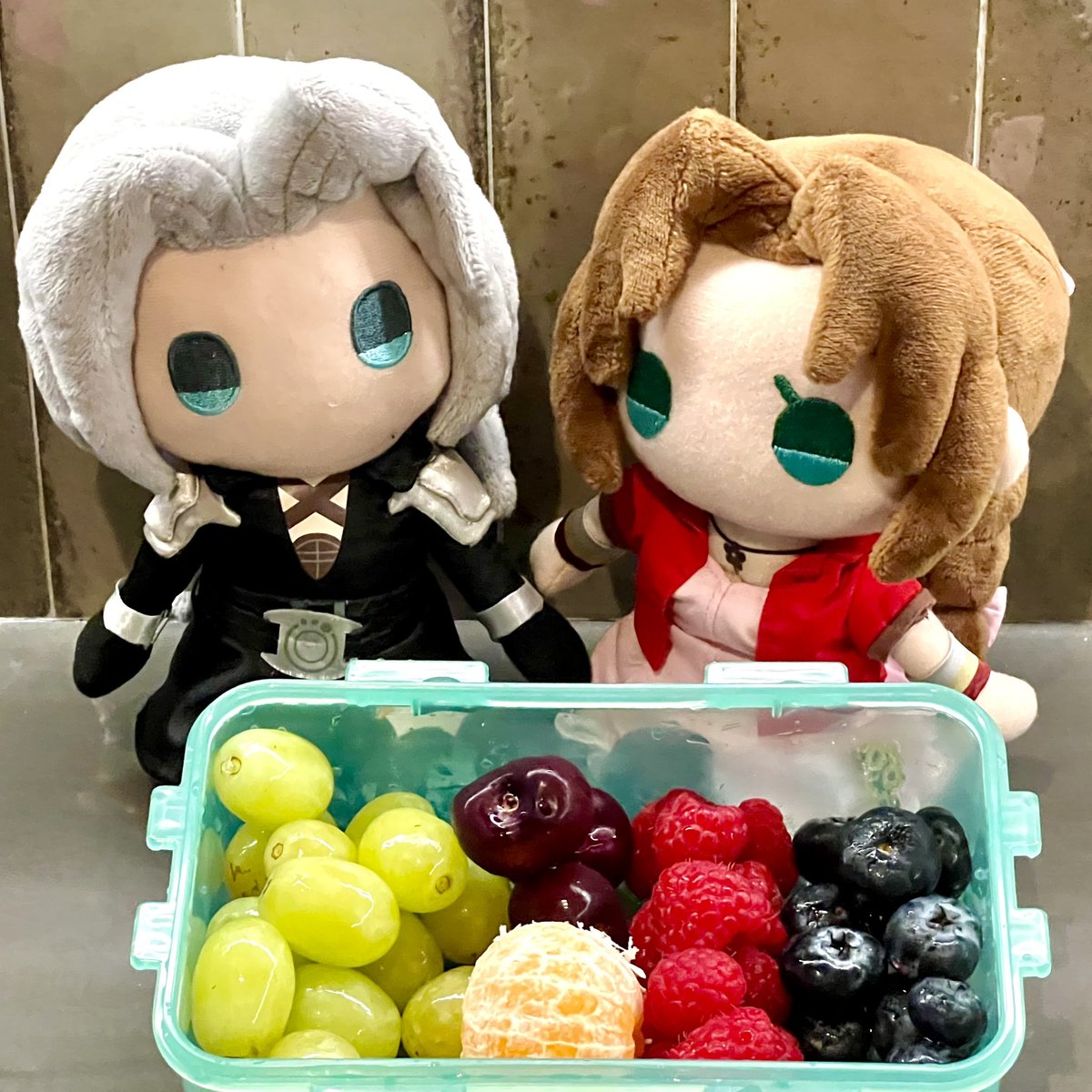 ChibiAeriSeph's tweet photo. Sephiroth has an early morning meeting today, so Aerith packed him a fruit themed bento for breakfast 🍒🍊🫐 #aeriseph https://t.co/nRYhP9FHyF