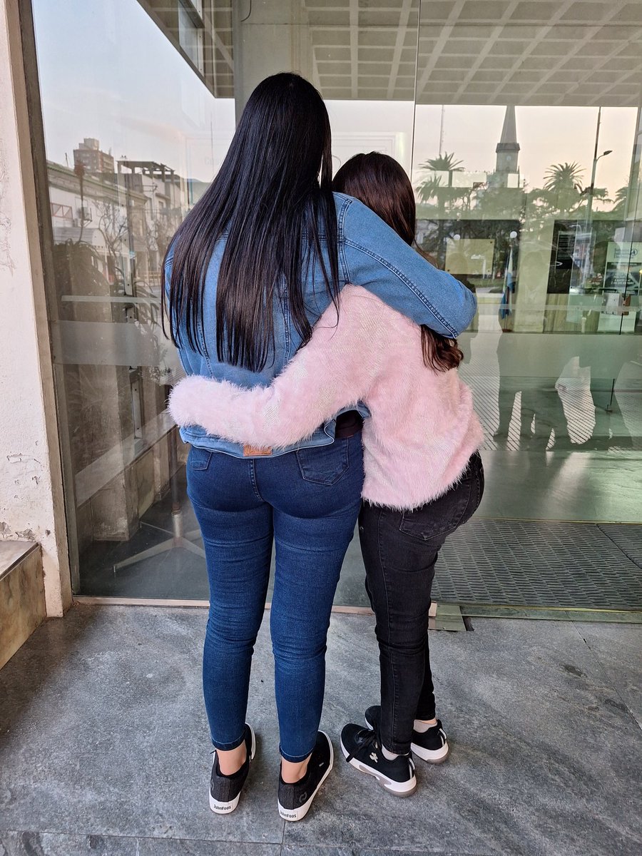 Ella es Sonia y su hijita. 
Cuando terminó el juicio la niña corrió a abrazarla.
La fiscalía pidió 10 años de prisión. La acusa de tentativa de homicidio agravado por el vínculo.
La defensa solicitó su absolución.
Ahora hay que esperar el veredicto.

Fue #legítimadefensa.