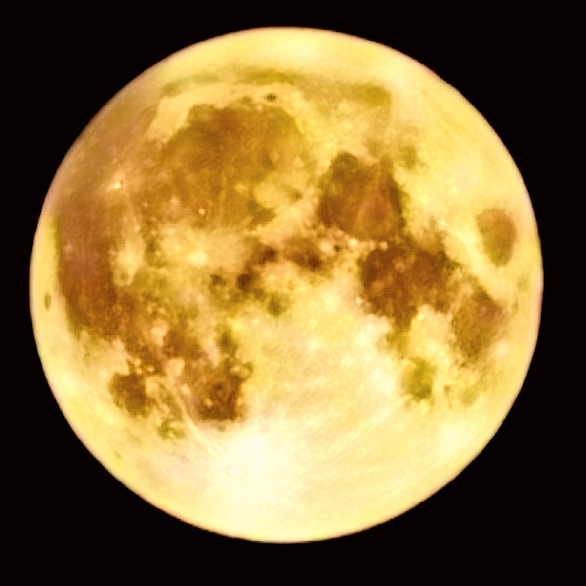 今夜も月が綺麗だよ
ほら 空を見上げてごらん
月夜の晩は こころが踊る♪

Days of looking at the moon from southern Italy continue