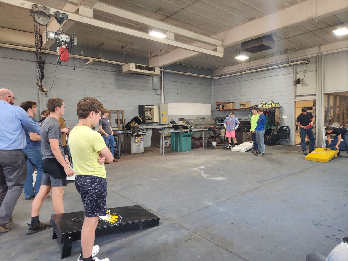 sullivaneagles's tweet image. Students enjoying SHS first "Flight Time" lunch. Flight time provides students 50 minutes each day to eat, recharge, attend clubs &amp;amp; student meetings, participate in advisory, receive academic supports, socialize, check in with guidance counselors,and more.  #flighttime