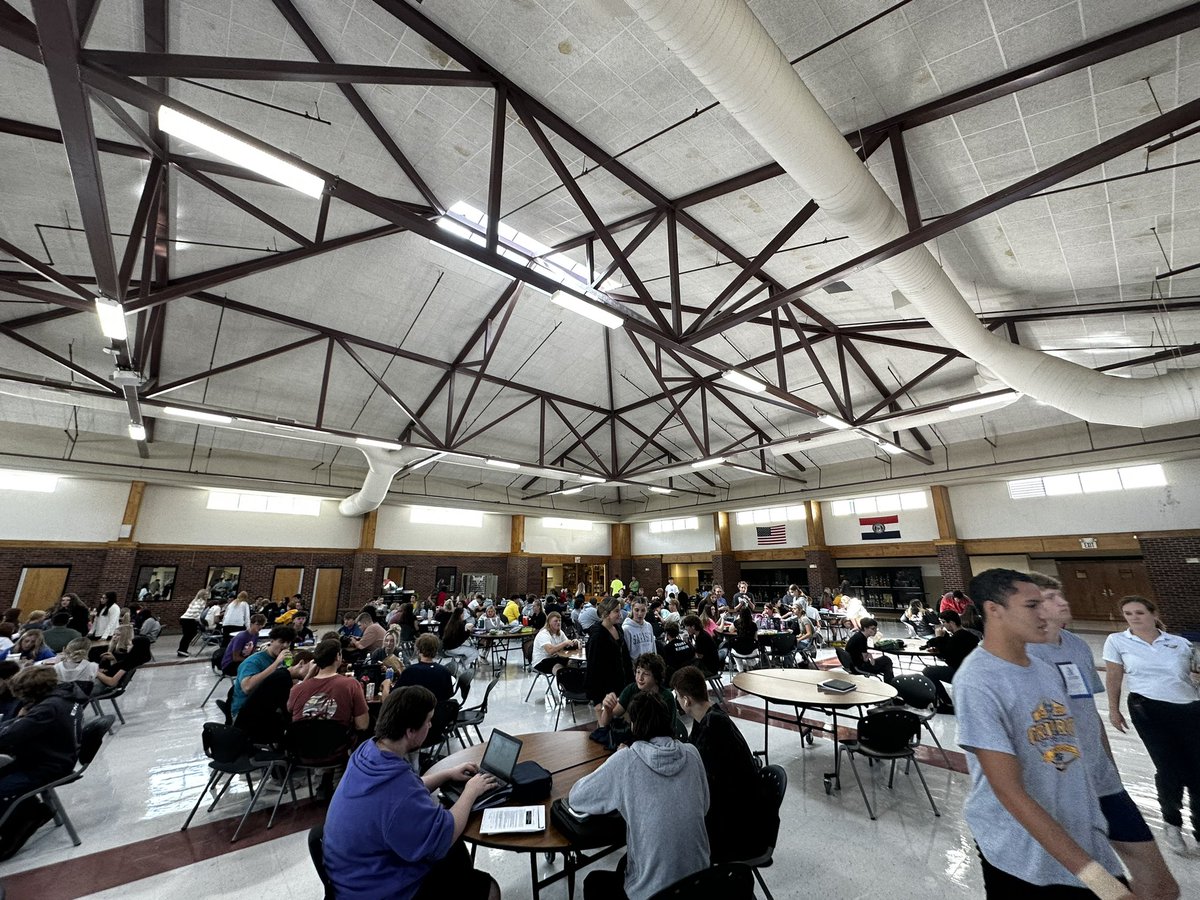 sullivaneagles's tweet image. Students enjoying SHS first "Flight Time" lunch. Flight time provides students 50 minutes each day to eat, recharge, attend clubs &amp;amp; student meetings, participate in advisory, receive academic supports, socialize, check in with guidance counselors,and more.  #flighttime
