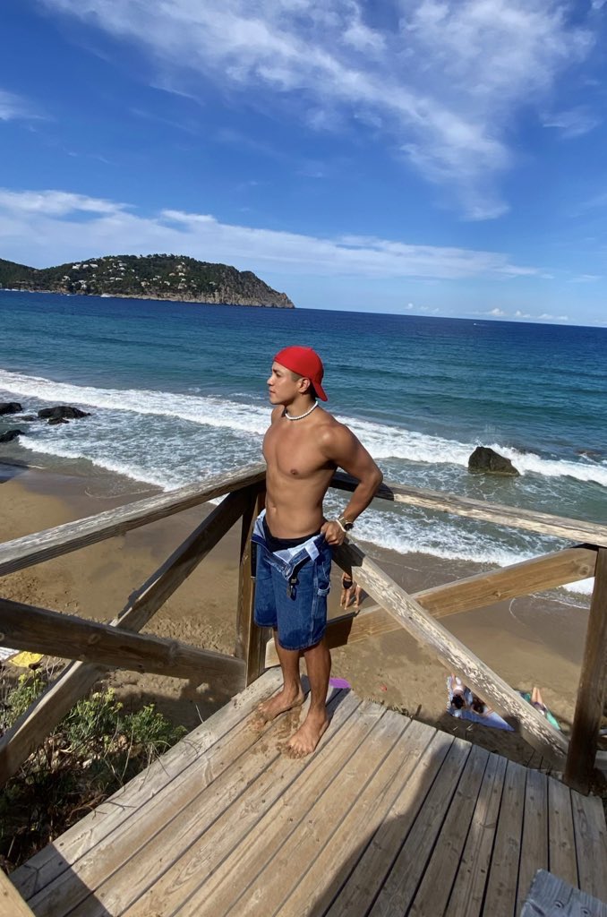 exon_arcos's tweet photo. BIRTHDAY BOY 🤍 he visit que me habéis felicitado por aquí. 
Sois los mejores muchas gracias bbs 🙌🏻🙏🏼 #ibiza https://t.co/he6O849r7Z