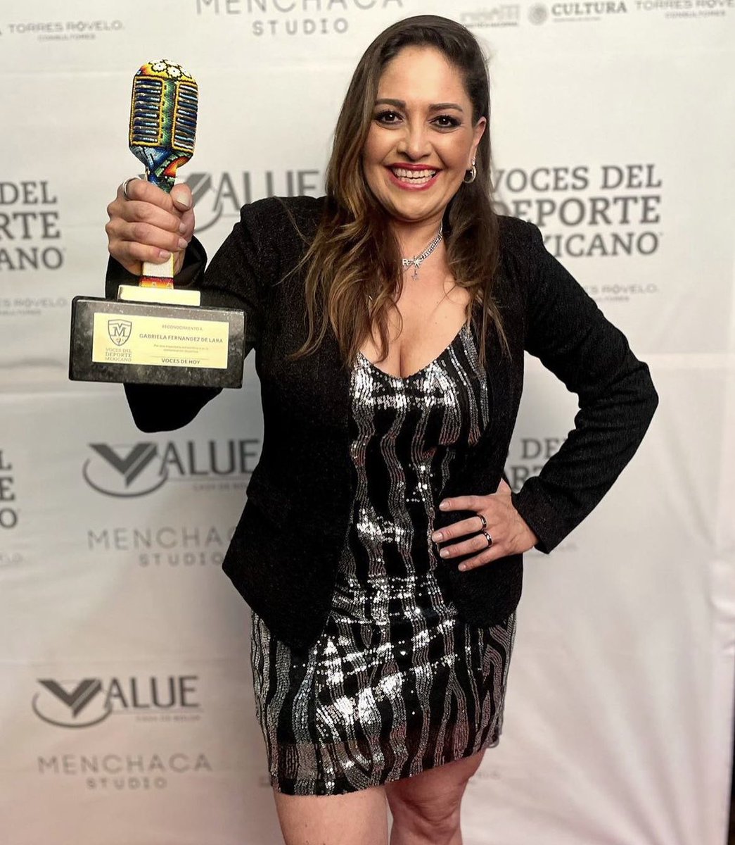 gabyfernandezdl's tweet image. Qué hacías hace 28 años? Yo recuerdo perfecto que a estas horas estaba platicando con @ElDoctorMorales a minutos de hacer mi debut en los medios de comunicación en la XEQ.. ha pasado de todo! Eventos, viajes, transmisiones, narraciones, experiencias… ufff el mundo ha cambiado 🔃