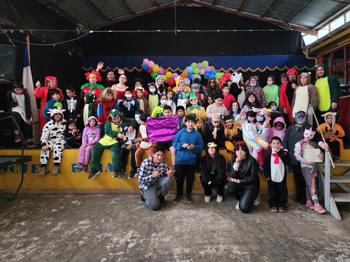 Corpocas's tweet photo. [CONVIVENCIA ESCOLAR] Desde nuestra Escuela Los Ángeles de isla #Quehui nos llegan estos hermosos registros que dan cuenta de una entretenida y grata tarde que disfrutaron los estudiantes, sus docentes y funcionarios, luciendo sus disfraces para luego compartir ricos alimentos. https://t.co/cdANY3CwOK