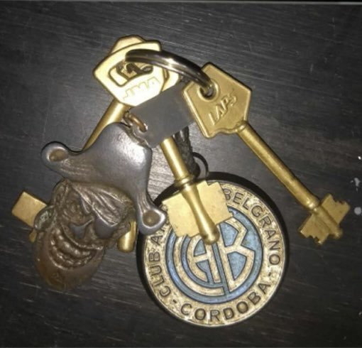 RodrigoGuarroT's tweet photo. 🚨🚨🚨IMPORTANTE🚨🚨🚨

Gente encontré este llavero, debe ser de alguien que se quedó afuera. Difundir 🥺😔 https://t.co/BuPFWU5j2F