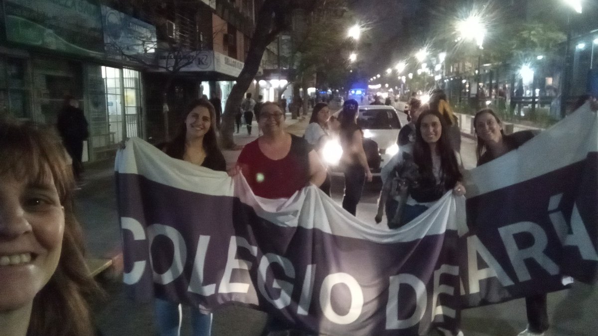 Marchamos por la dignidad de nuestros sueldos y por una educación de mayor calidad