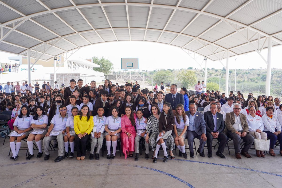 SNTEAgs's tweet photo. 🔸El día de hoy, autoridades sindicales, gubernamentales y educativas se reunieron en la Secundaria Técnica No. 43 “Saturnino Herrán” para entregar uniformes escolares a los estudiantes, así como para inaugurar infraestructura del plantel. 

#SNTEcontigo☝🏼 https://t.co/HjFrZCJ5uq