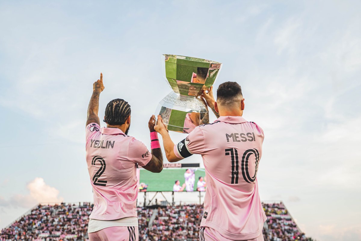 MESSI10_FRANCE's tweet photo. Les 2 capitaines qui ont présentés la Coupe quelques minutes avant le début de la rencontre ! 

(📸 @InterMiamiCF) https://t.co/F9FHDPmu9V