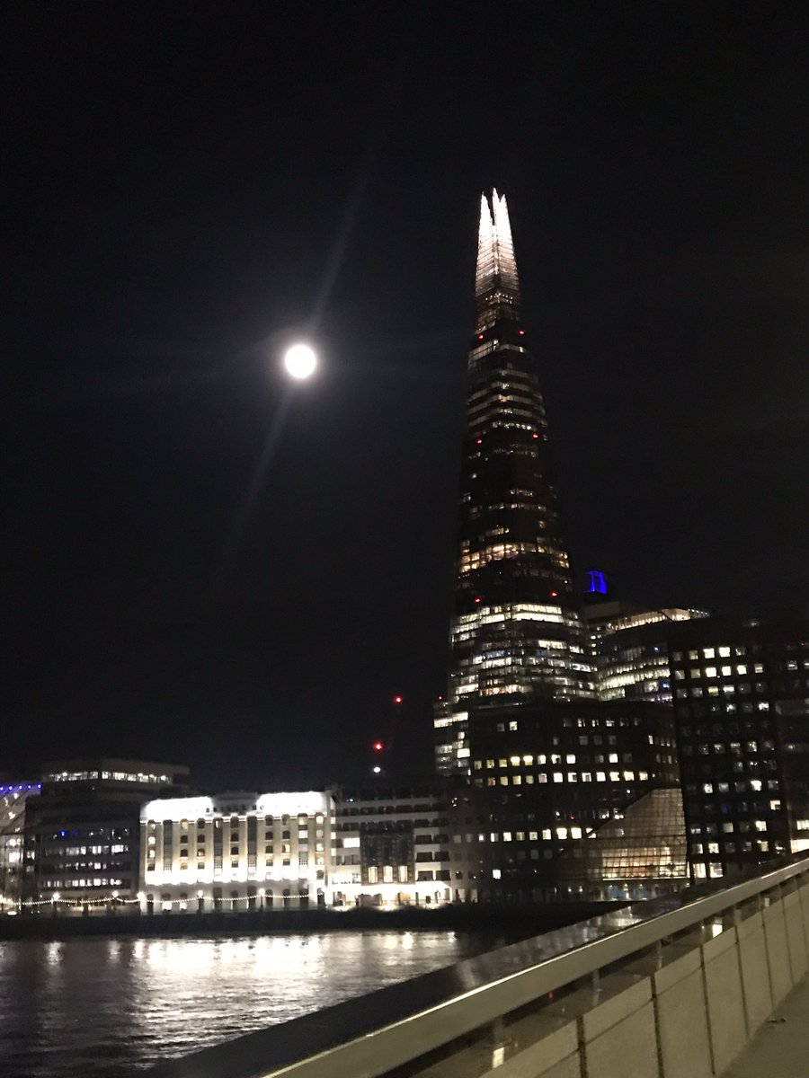 thatsyourplot's tweet image. #London #BlueMoon #supermoon