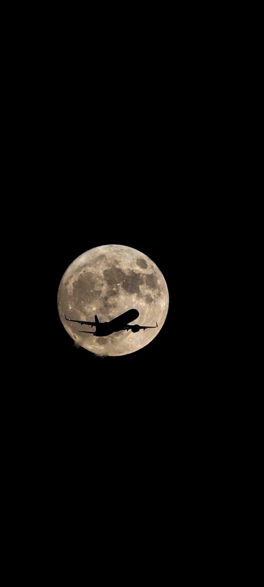 shekhar16793's tweet photo. "Once In A Blue Moon" 

An airplane flies by a "super blue moon" over New Delhi, India on August 30, 2023.#SuperBlueMoon #supermoon #BlueMoon https://t.co/ObAdQCVt9k