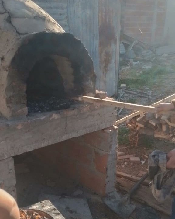 MILESFeTeVeLP's tweet photo. Comedor "Rayito de Arcoiris" 

Hoy al mediodía en el barrio San Carlos, los compañeros prepararon un rico pollo al horno de barro para que almuercen los y las vecinas 🙌🏽

#organizacionpopular 💪🏽 https://t.co/JENv8hbYiW