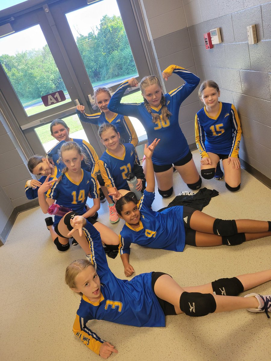 6th Grade Lady Royals 🏐👑 take a win over Ockerman tonight in 2! #beUncommon #4-3 #BeRoyal <a href="/SummitViewAcad/">SVA Principal</a> <a href="/MrRechtin/">Ross Rechtin</a> <a href="/Cassidy_Royals/">Kelly Cassidy</a>