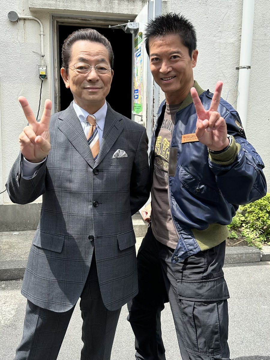 terawaki_yas's tweet photo. やっと、解禁！お知らせしたくて、ウズウズしてたよー！撮影快調！右京さんと二人で、シーズンピースピースで、22！みんなに会えるのを、亀の首を長〰️くして、待ってるぜ！

#相棒22
#aibou
#亀山薫 https://t.co/VH6LeQbUXj