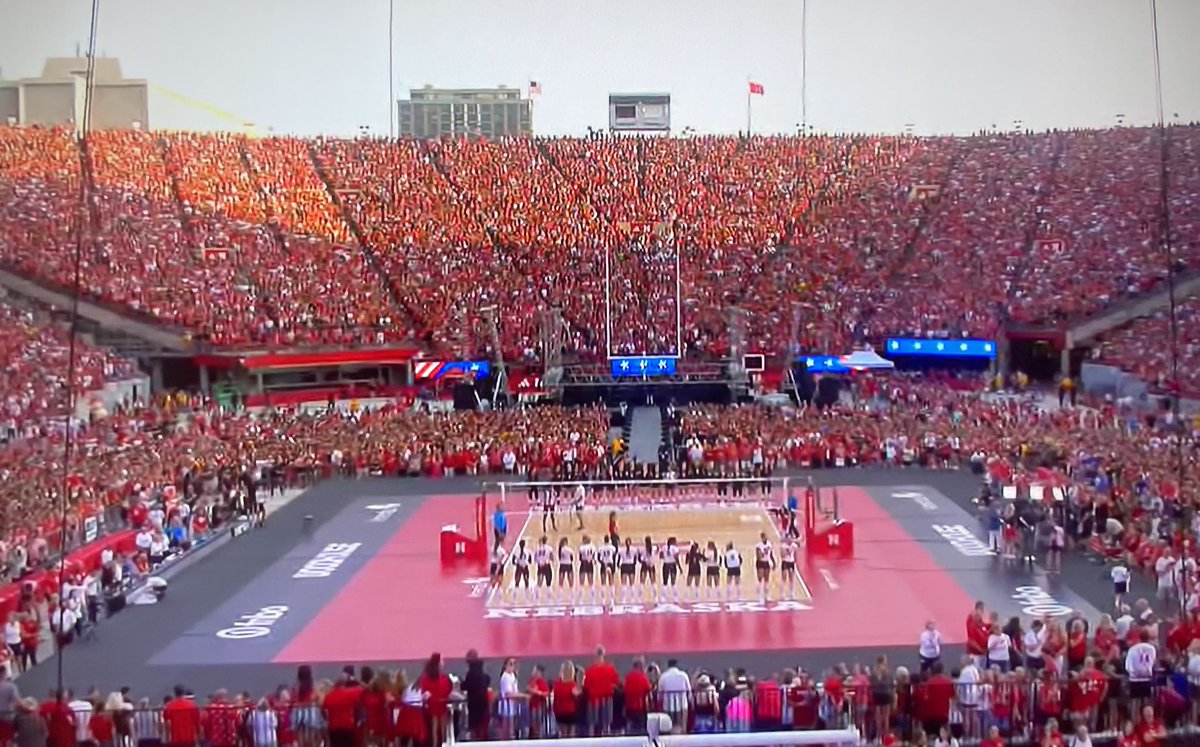jpatricof's tweet photo. This is what 90k+ fans  look like watching women’s volleyball in the United States…possibly the biggest crowd ever for any women’s sport event worldwide… https://t.co/9IGtmr07ed