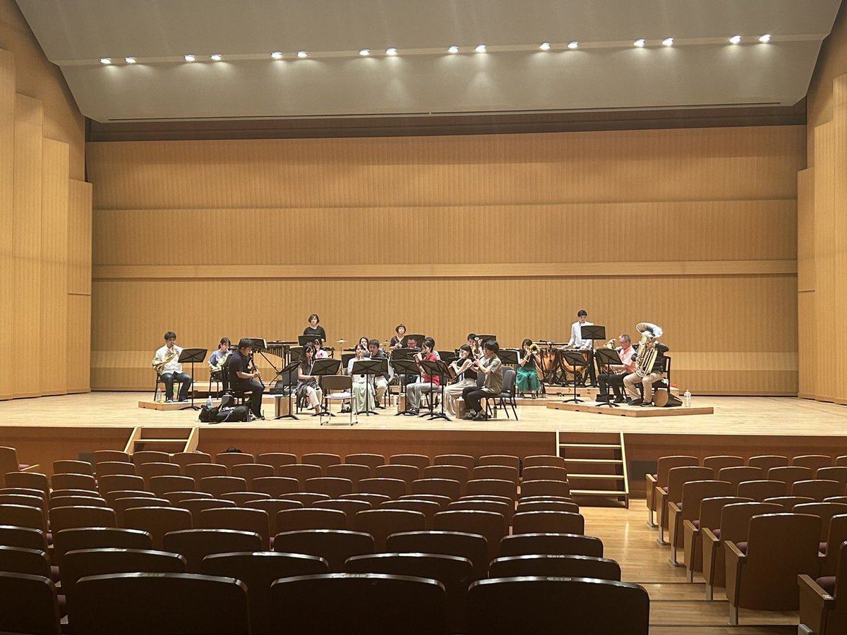 PROWiND023's tweet photo. 昨日よりリハーサルが始まりました、9月3日@伝国の杜『ブラボー！吹奏楽アンサンブル』、
会場の伝国さんの正面には、こんなに大きく掲示していただいています🎶

皆さん、写真やチラシを見てお気づきでしょうか…今回はアンサンブルと銘打った公演のため、なんと全プログラム
＼指揮者無し／❗️ https://t.co/zKGMlMVzW5