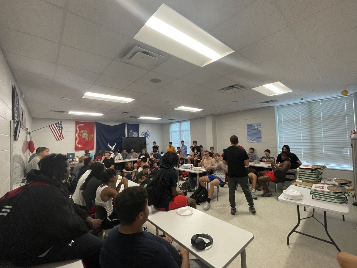 MorganCounty_FB's tweet photo. Coach @coachbell2 gave a great devotion after practice tonight! We are so thankful for him! Also, special thanks to Jonathan White and Shane Seabolt for providing the pizza and waters for our players. #growingmen #ironsharpensiron #brotherhood #pizzandprayers https://t.co/LPkyw0HQ9B