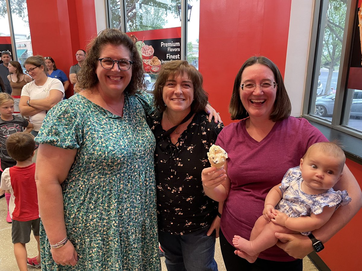 Fabulous crew at Brewster’s in Stone Ridge for <a href="/LRESPTA/">Little River Elementary PTA</a> Spirit Night! Delicious, lots of smiles, and absolutely packed with LRES families! ❤️ Love our wonderful #communityschool!!! #kindergartenisthebest <a href="/LittleRiverLCPS/">Little River ES</a> #LRelem <a href="/mssvafirst/">Mindy Scott</a> <a href="/PRMartinLRE1/">Patricia Martin</a> <a href="/vcharylit/">vchary</a>