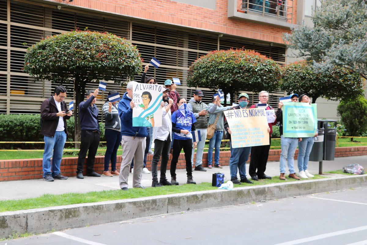 Mmendoza1970's tweet photo. Plantón y pronunciamiento de la Pontificia Universidad Javeriana de Colombia, frente a la embajada de Nicaragua en Bogotá en rechazo al robo de la universidad UCA y en solidaridad a la Comunidad Jesuita. https://t.co/EqiHxqgv6S