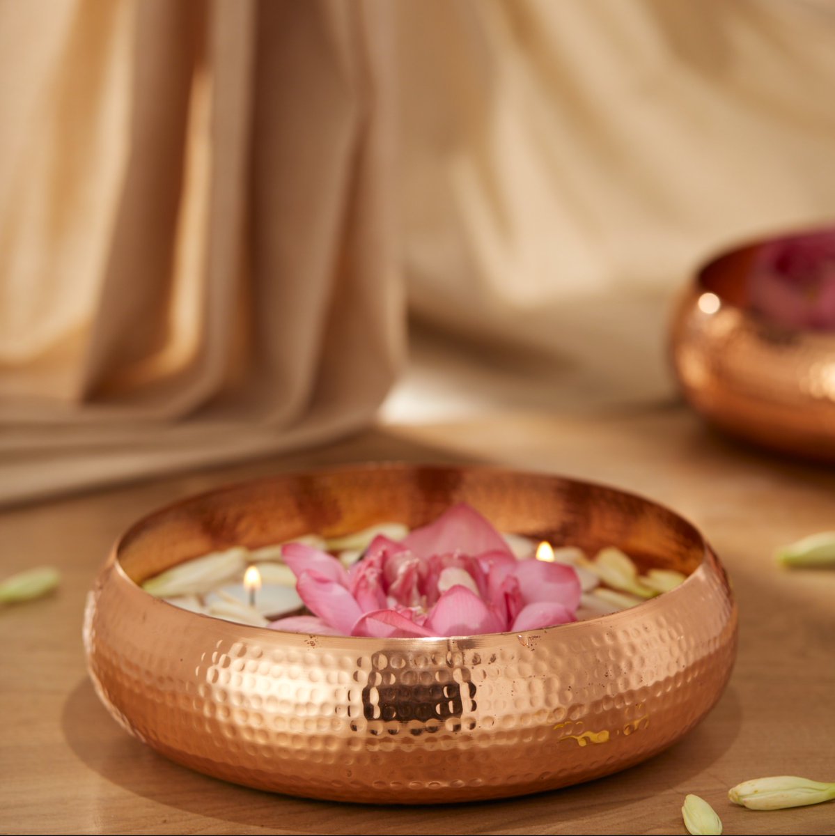urthindia's tweet photo. A copper urli is a traditional Indian vessel made from copper that is often used for decorative purposes, particularly during religious ceremonies or festivals. It has a wide, shallow base and flared edges, and it can be used to hold water or flowers. https://t.co/0Jh0RwtG60