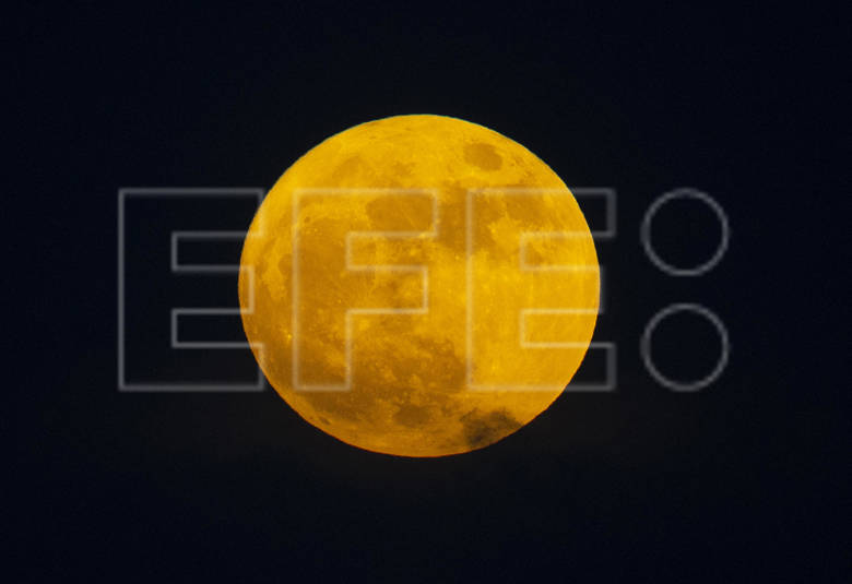 Barriaorlando's tweet photo. Fotografía que muestra la superluna azul, hoy en Santo Domingo (República Dominicana). 
EFE/Orlando Barría https://t.co/1alWU3OWUt