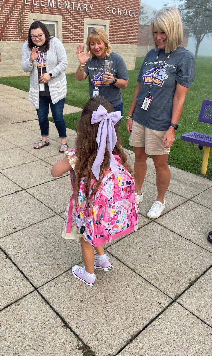KatieHale_'s tweet image. That moment you realize your favorite pre-K teacher is now at your new school. 🥹💜 @f__roberts95  #firstdayofk