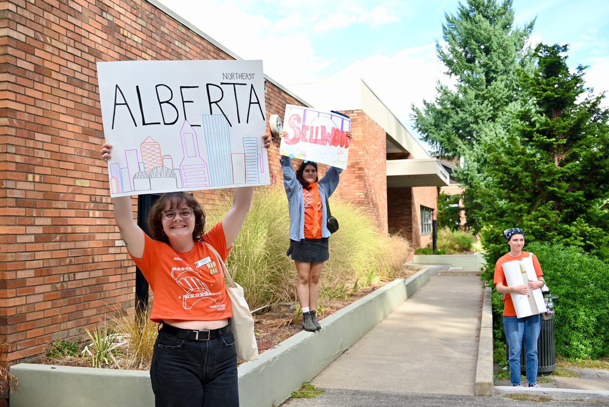Lewis & Clark College tweet media