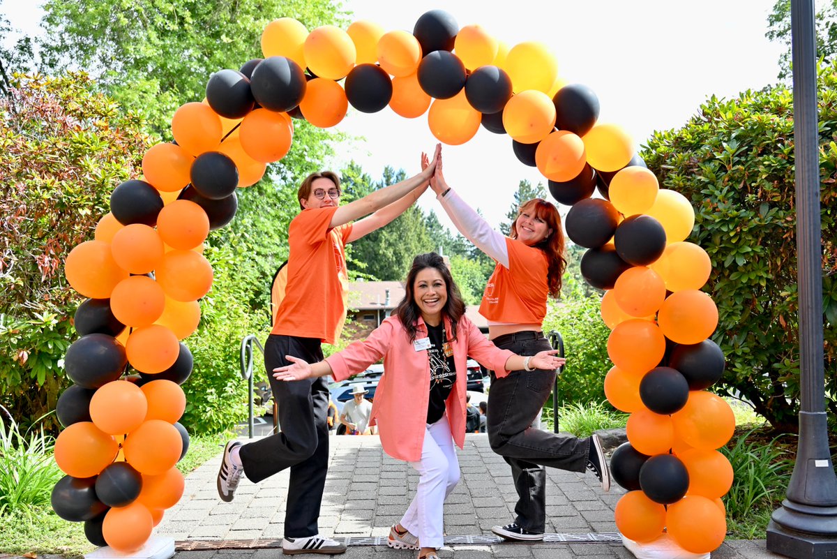 Lewis & Clark College tweet media