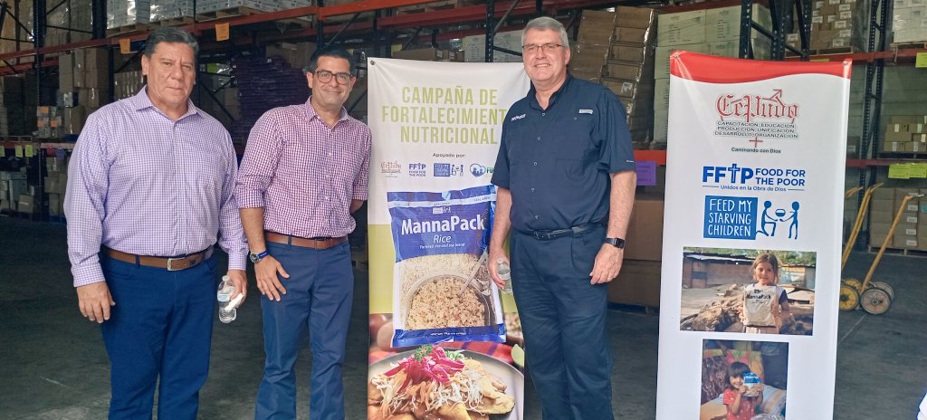estermarleneam1's tweet photo. #Honduras @Cepudohn @FoodForThePoor y #Funazucar entregarán 47 mil raciones de arroz fortificado en 99 centros educativos del pais. #gratitudCepudo 🇭🇳👨‍👩‍👧🙏hoy fue la presentación del convenio. https://t.co/0SxY5RvMVc