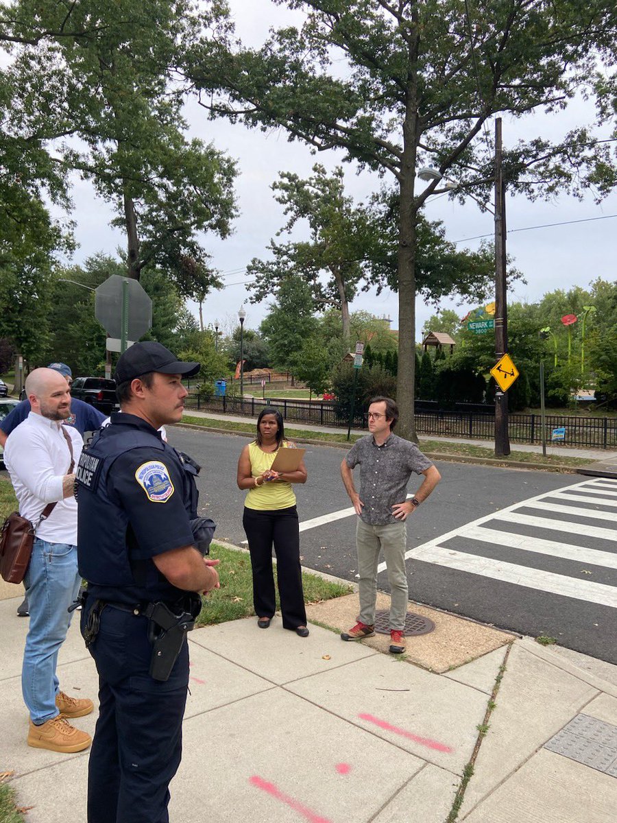 Thank you @DCPoliceDept and ANC 3A commissioner @Thad3a01 for inviting @Ward3Matthew and I to discuss traffic safety in the #McCleanGardens community. It’s always a pleasure! #ddotdelivers #Ward3 #visionzero
