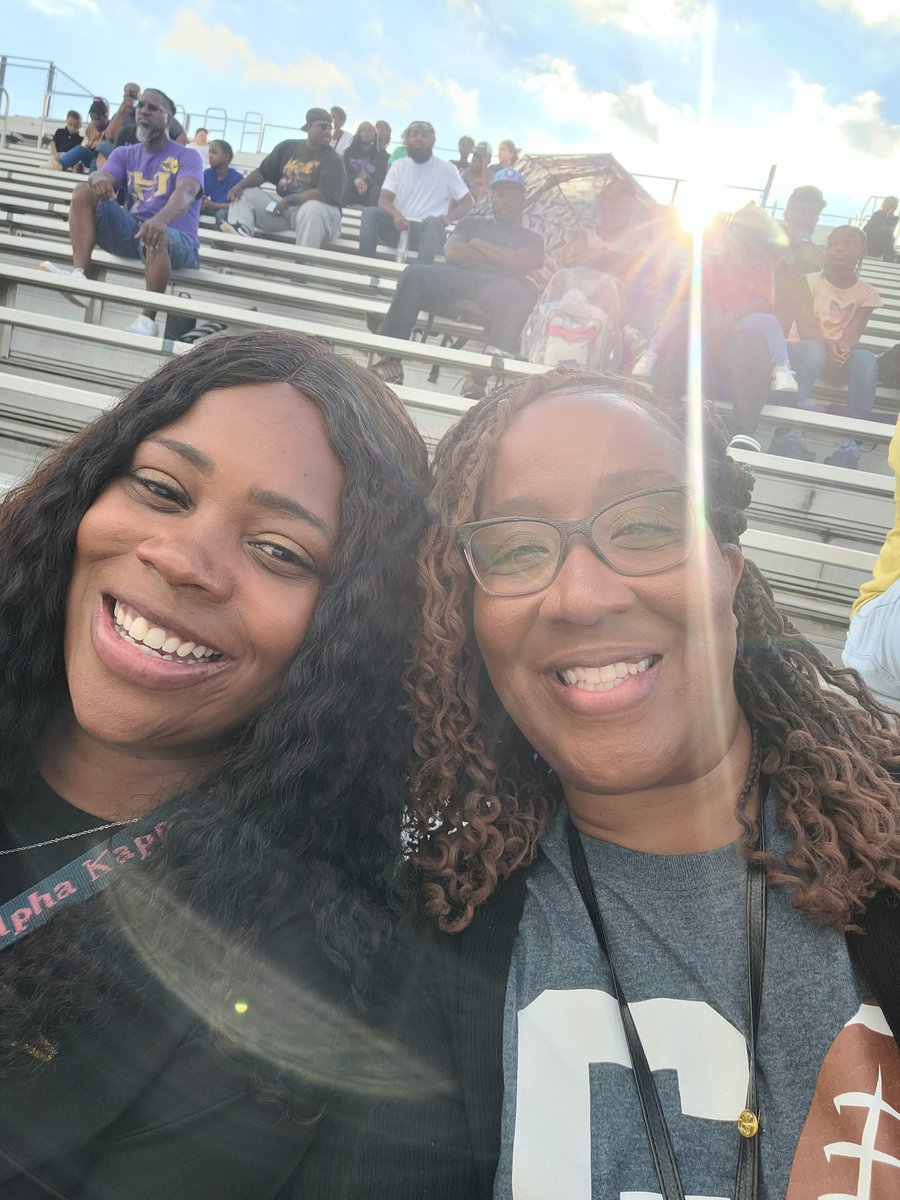 BetinaBryant's tweet photo. We support students during and after school🥰 Go Hornets!#winningforstudents @drwilliams08 @HamptonMS_HCS @JenBrownHCSTOTY https://t.co/X8ze7wX9ko