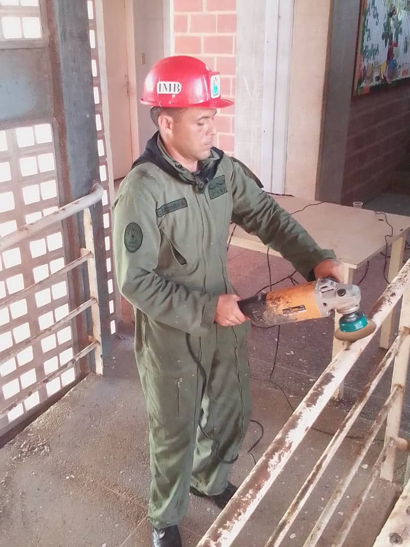 AB_COMANDOIMB's tweet photo. Cumpliendo las instrucciones del Comandante en Jefe de la #FANB @NicolasMaduro, la Tercera Brigada de Infantería de Marina Anfibia “GB. MANUELA SAENZ” continúa con la recuperación de la Escuela Especial "SIMÓN BOLÍVAR" ubicada en la parroquia Carlos Soublette Edo. La Guaira

#IMB https://t.co/uc5rbyMMr0