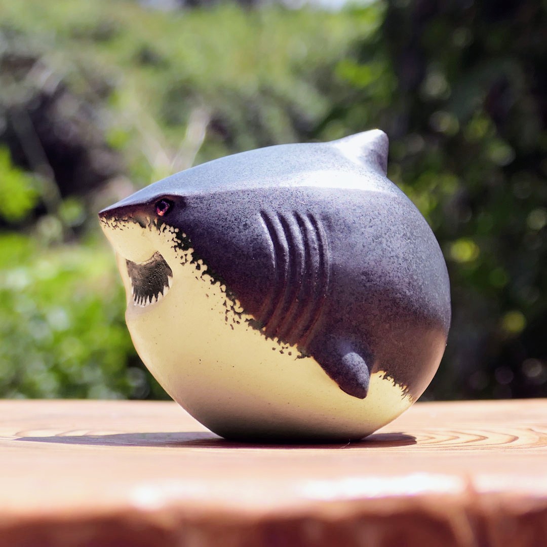 ceramimic2021's tweet photo. ふくよかホホジロザメ置物
#shark https://t.co/oIXd5lNWI0